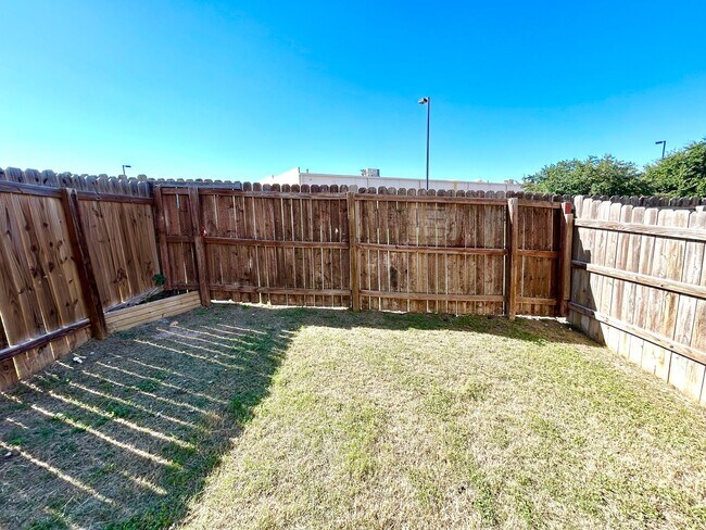 Building Photo - AVAILABLE NOW! 3 Bedroom 2.5 Bathroom Town...