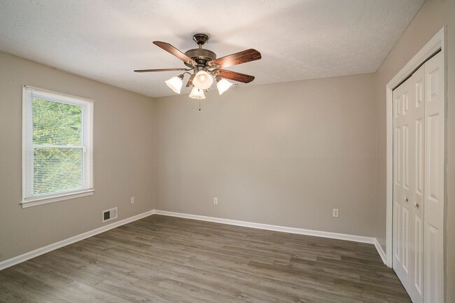 Building Photo - Lovely 3BR/2BA Duplex close to Downtown Covington!