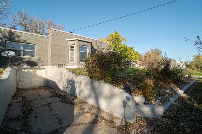 Building Photo - 603 W 18th St