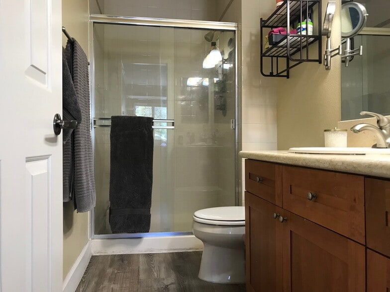 Primary bathroom. - 3076 Via Alicante Unit L