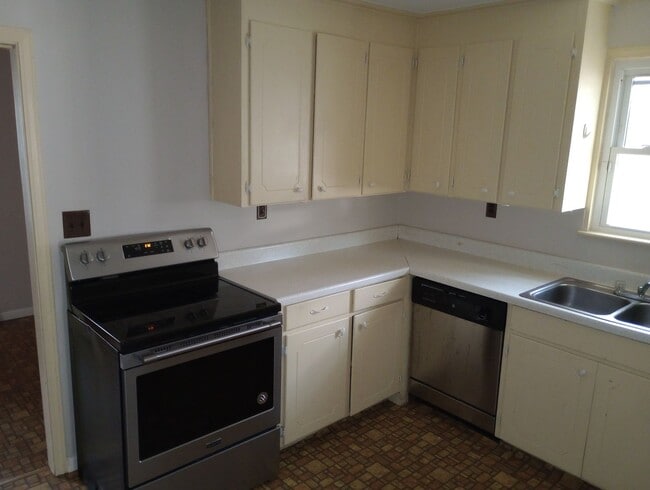 Building Photo - 3 Bedroom  2 Bath Home - Convenient Location