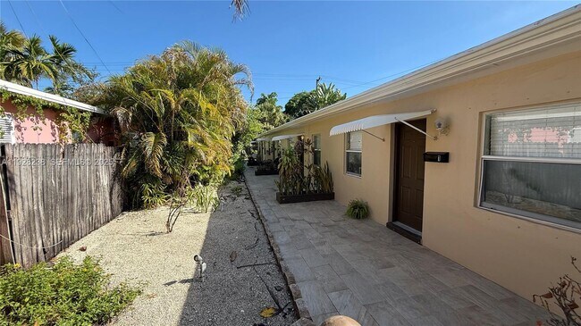 Building Photo - 1310 NE 14th Ave