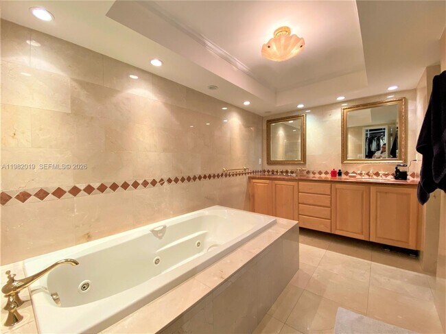 Building Photo - 1121 Crandon Blvd