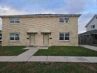 Building Photo - 1903 Rosary Dr