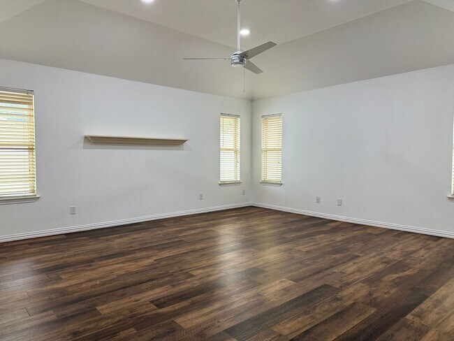 Building Photo - House For Rent