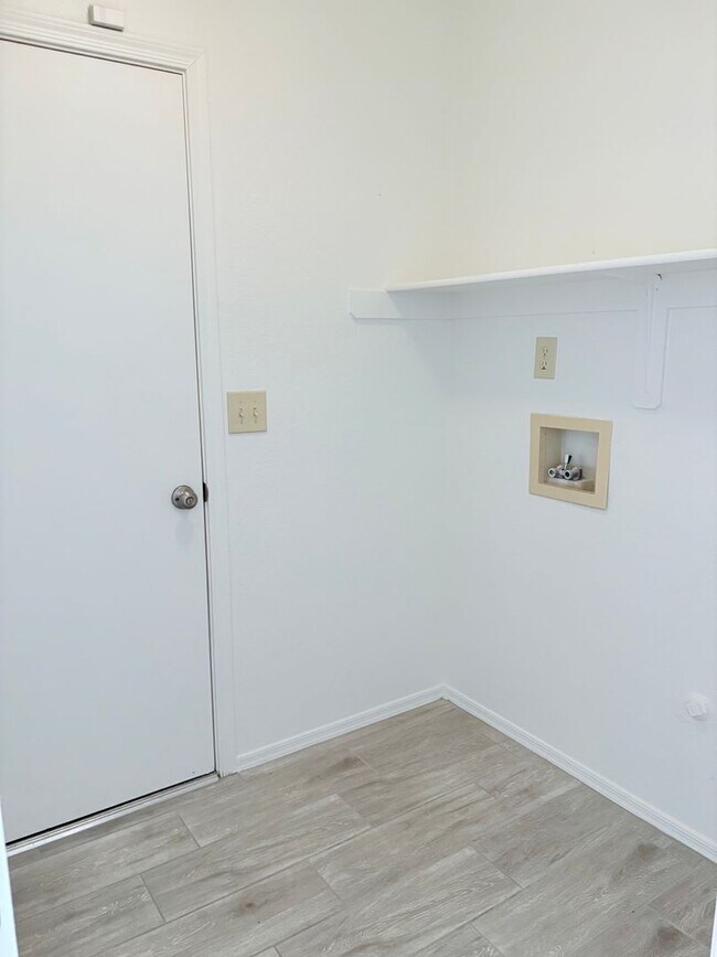 Building Photo - newly remodeled 3 bed/ 2 bath home