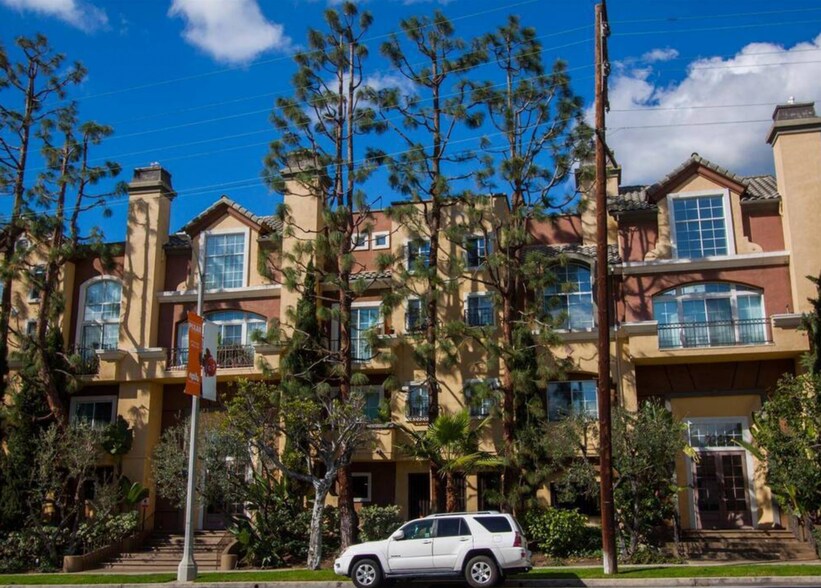 Building Photo - 7033 La Tijera Blvd