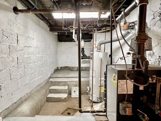 Building Photo - MF - Tenth St 210 E