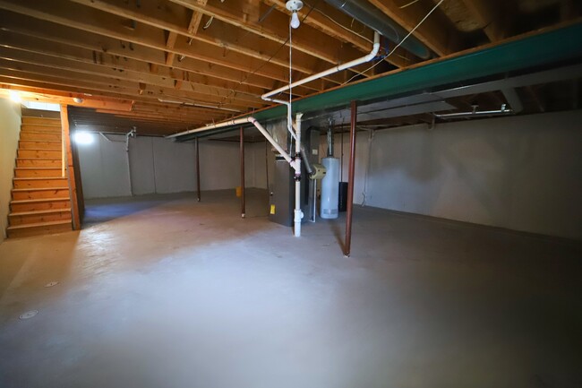 Building Photo - 454 Woodland Dr W