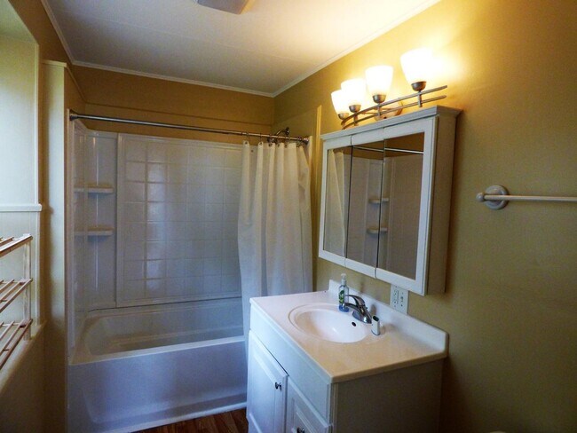 Building Photo - 3BR 1BA Farmhouse!