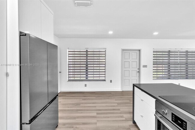 Building Photo - 418 S 57th Way