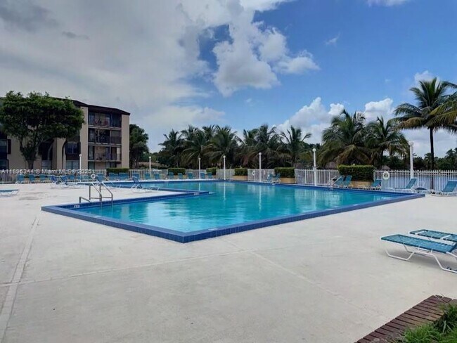 Building Photo - 14501 N Kendall Dr