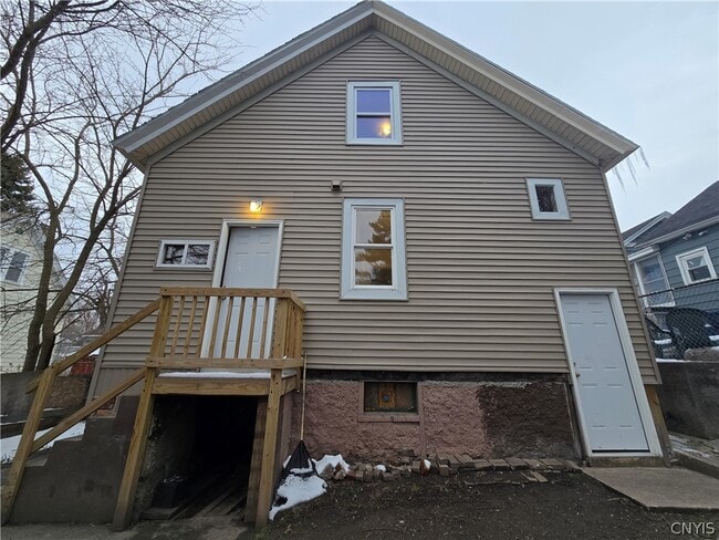 Building Photo - 804 E Division St