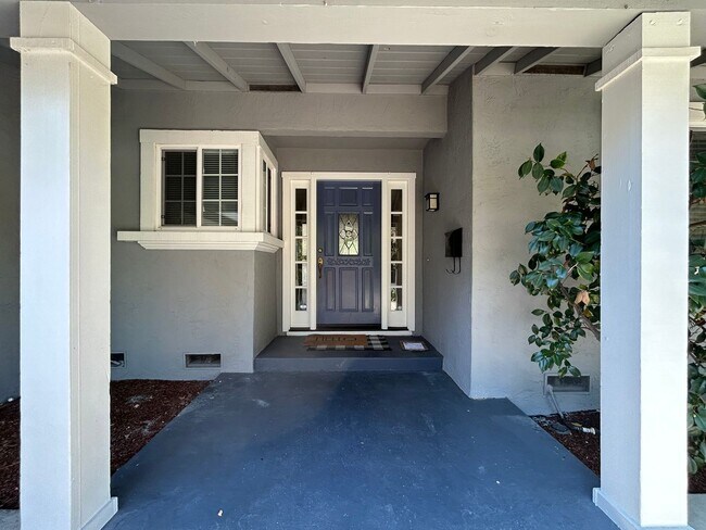 Building Photo - Recently Remodeled Single-Story 3/2 Gem in...