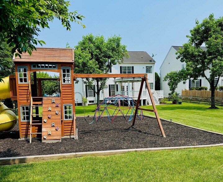 Building Photo - 5736 Caribbean Ct