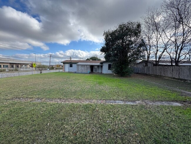 Building Photo - 1201 Ridgemont Dr