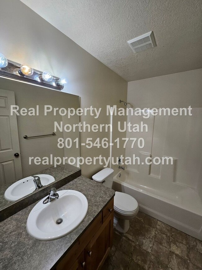 Building Photo - 3 Bedroom Townhome in Ogden