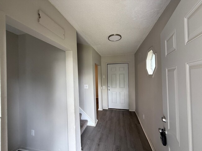 Building Photo - 3 Bed 2 Bath House