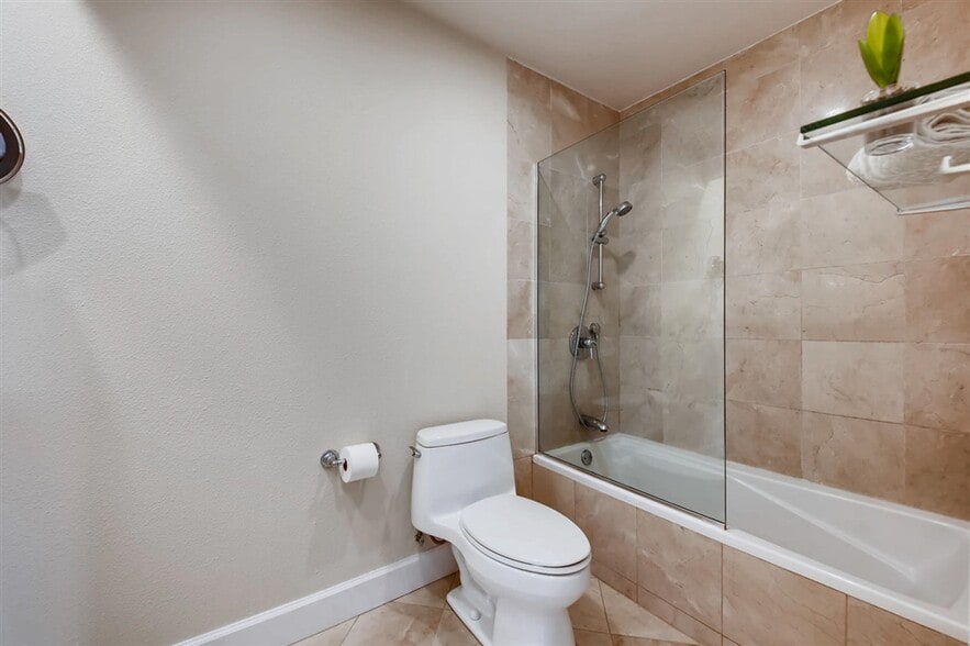 Master Bath - 916 Caminito Estrada