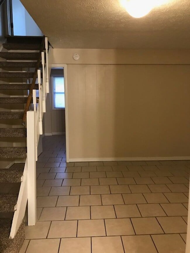 Building Photo - 3 bedroom, 2.5 bathroom townhome: Timber Ridge