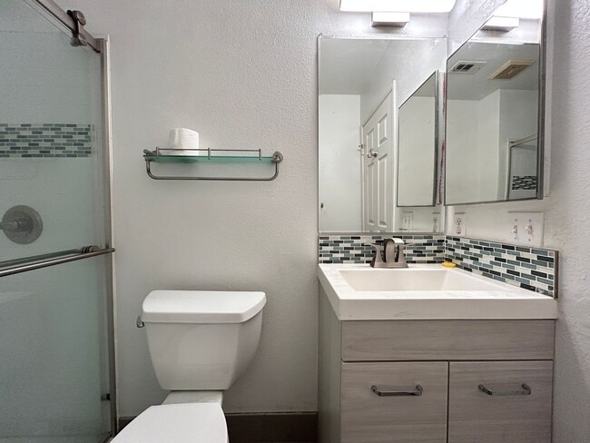 Building Photo - Beautiful 3 Bedroom 3 Bath Townhome with Loft in Orange!