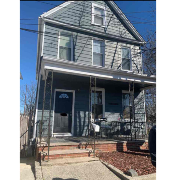 Building Photo - 445 Fern Pl