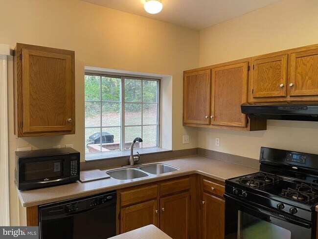 Building Photo - 7140 Westfield Ct