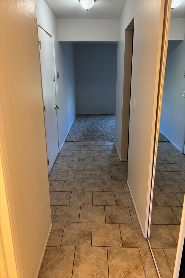 Building Photo - 689 E Fox Hills Dr