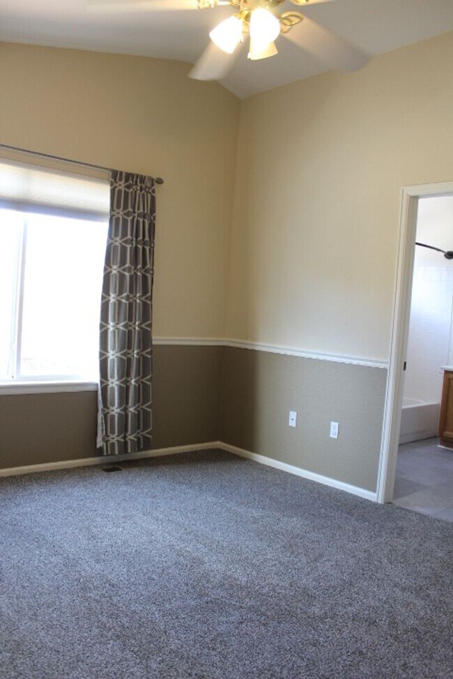 Building Photo - Beautiful 3 BR/2 1/2 BA Home in Highlands Ranch!