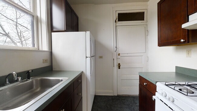Building Photo - 822 Reba-2S