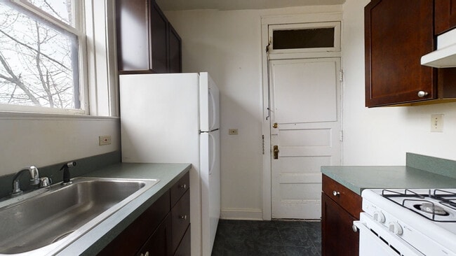 Building Photo - 822 Reba-3N