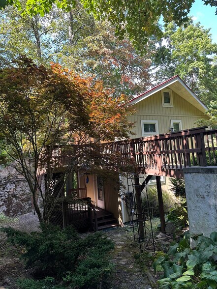 Side of house - 270 River Road 2