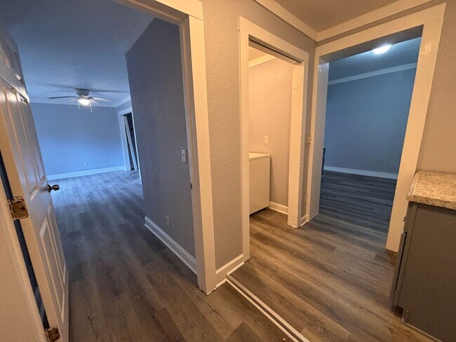 Building Photo - 3 Bedrooms, 2 Bathrooms - Home in Celenease!