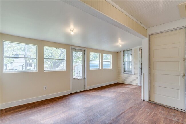 Building Photo - 321 Chautauqua