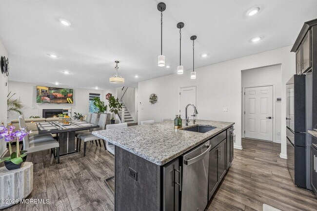 Building Photo - 319 Tulip Ct