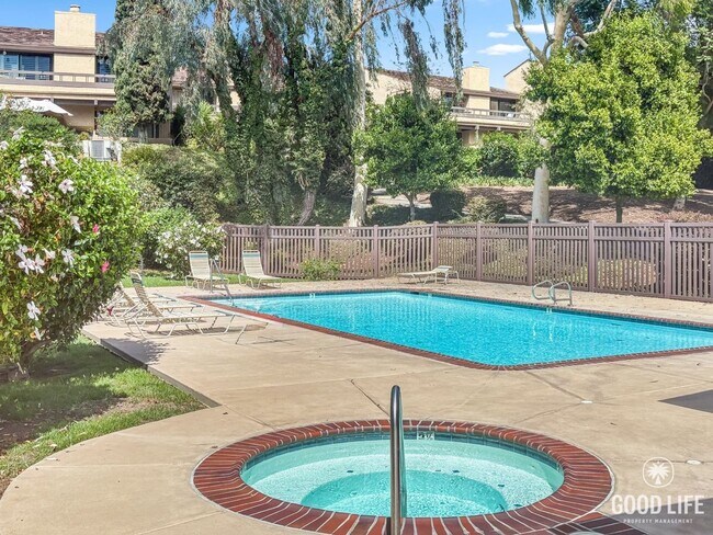 Building Photo - Beautiful 2B/2.5BA Townhome w/ Attached Ga...