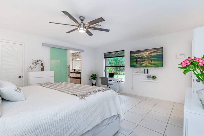 Building Photo - 830 SW 14th Ct