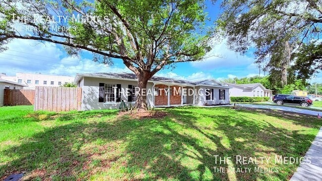 Building Photo - 6 Carriage Hill Cir
