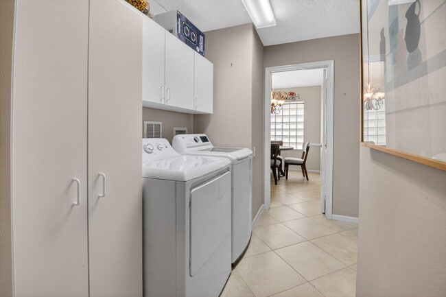 Building Photo - 5256 Glenville Dr