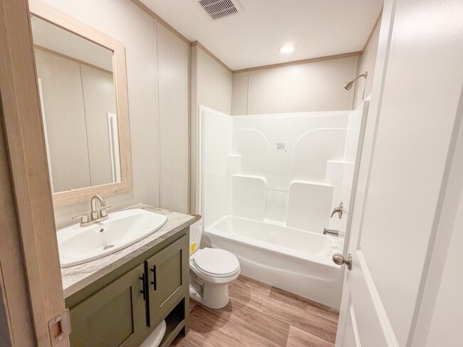 Building Photo - 52 Sutherland Ln SW