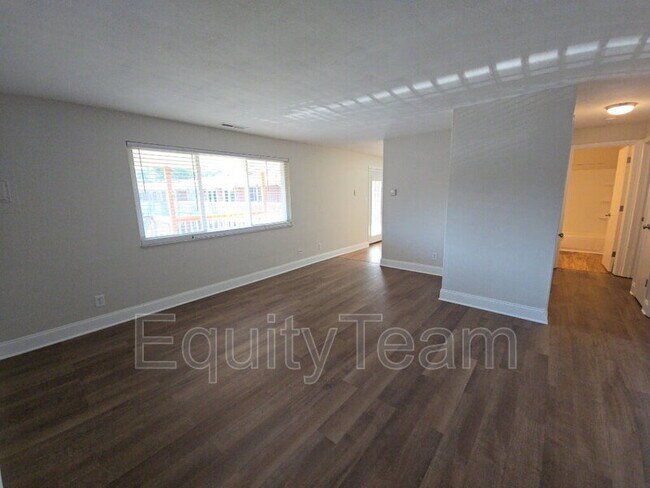 Building Photo - 204 N 10th St
