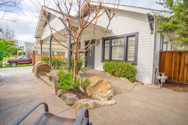 Building Photo - Beautiful Southside Los Banos Rental