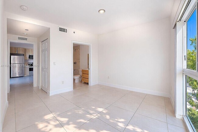 Building Photo - 519 SW 5th Ave