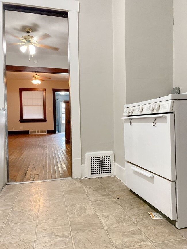 Building Photo - 3 bedroom 1 bath house!