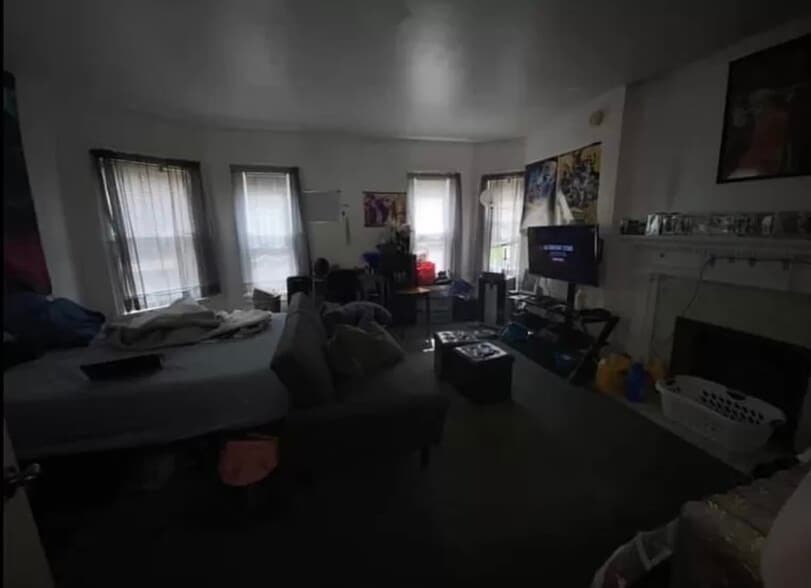 Building Photo - 121 Oak St