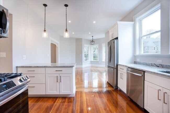 Building Photo - 55 Lyndhurst St