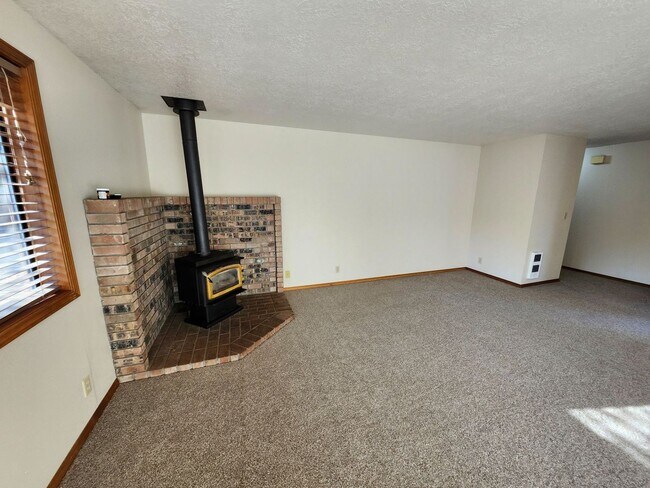 Building Photo - 2858 NE Daggett Ln