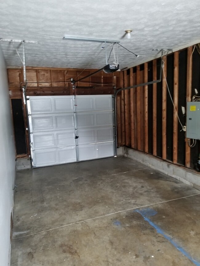 Building Photo - 3679 Oakview Dr