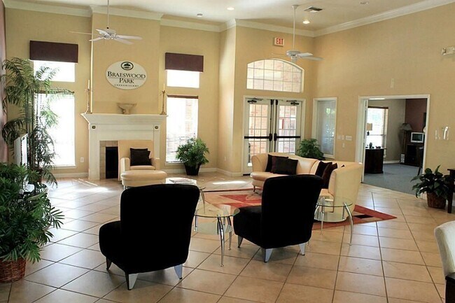 Building Photo - 2255 Braeswood Park Dr