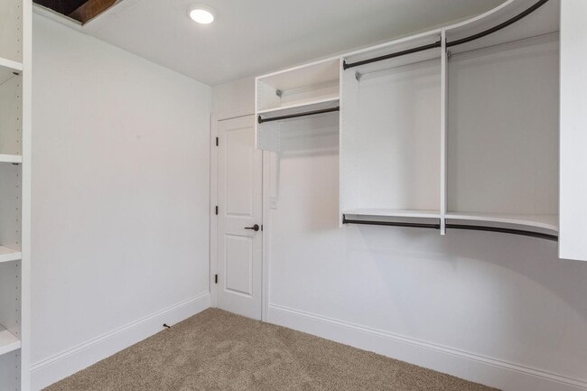 Building Photo - Four bedroom executive rental available no...